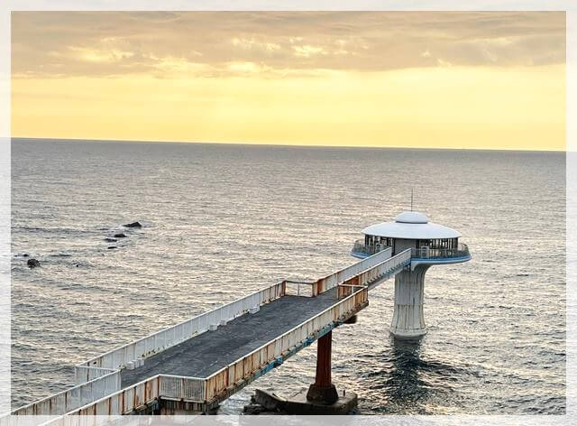 ホテルシーモアの足湯から見える海中展望塔