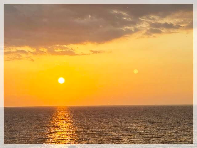 「すし八咫」のカウンターからみる夕日