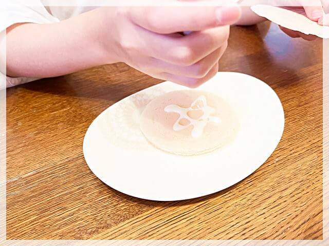 「ミルクせんべい」の作り方・せんべいの上に練乳をかける