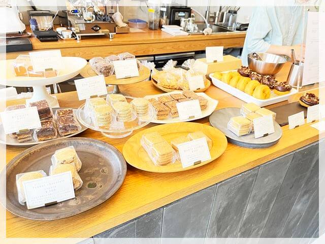 浜寺公園前のカフェ「バトン」の店内の焼き菓子