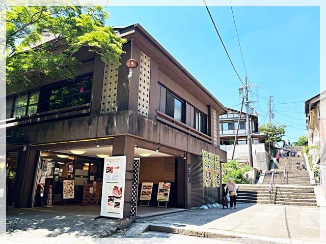 「茶亭ゆうすい」と若草山散策入り口