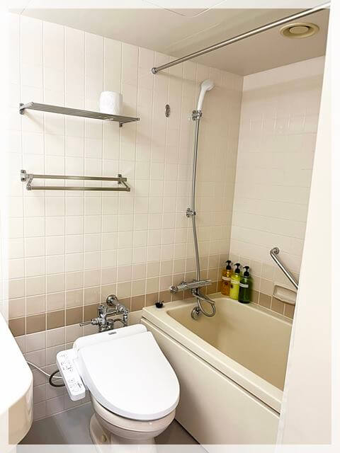 星野リゾートトマム「ザ・タワー」スタンダードフォースの部屋のトイレとお風呂