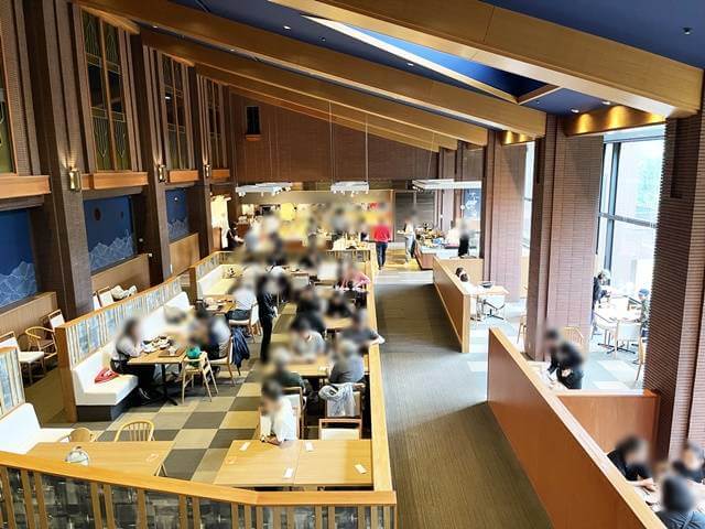 星野リゾートトマムのレストラン「ハル」の店内