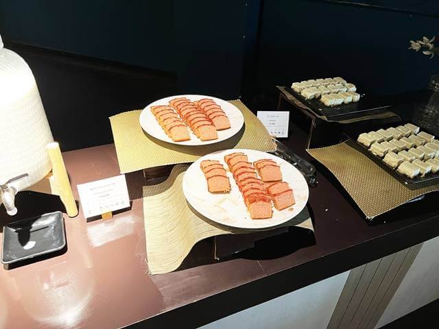 星野リゾートトマムのレストラン「ニニヌプリ」のデザートケーキ