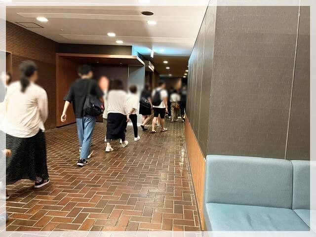 「水の教会」へ向かう見学者