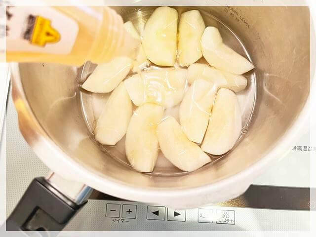梨のコンポートの作り方で梨とハチミツを圧力鍋に入れる