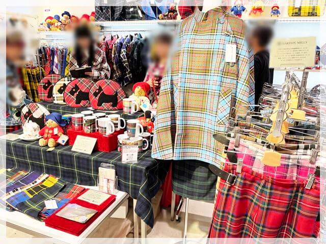 英国フェアで販売されているタータンチェックの服など