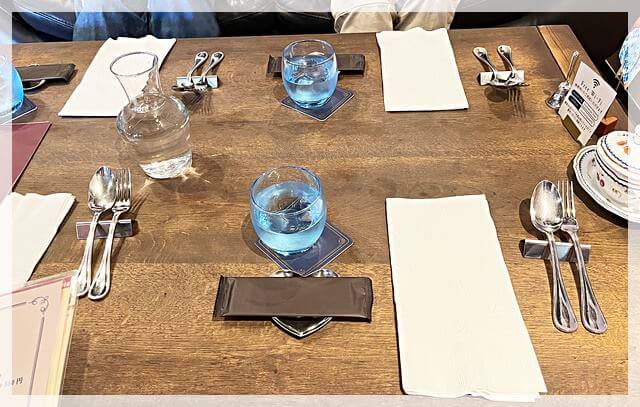 堺諏訪ノ森のお洒落カフェレストラン「オノマトペ」のテーブル