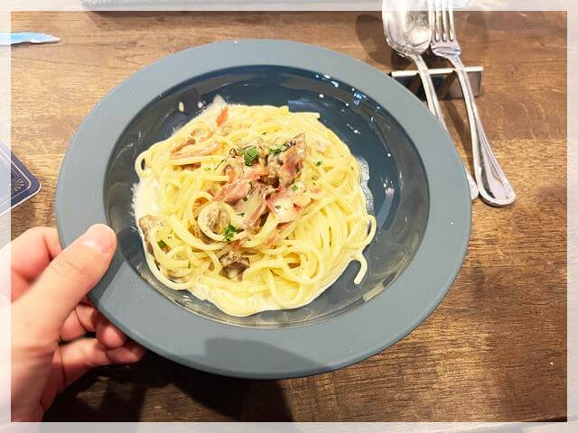 堺諏訪ノ森のお洒落カフェレストラン「オノマトペ」のランチセットのボルチーニ茸と生ハムのパスタ