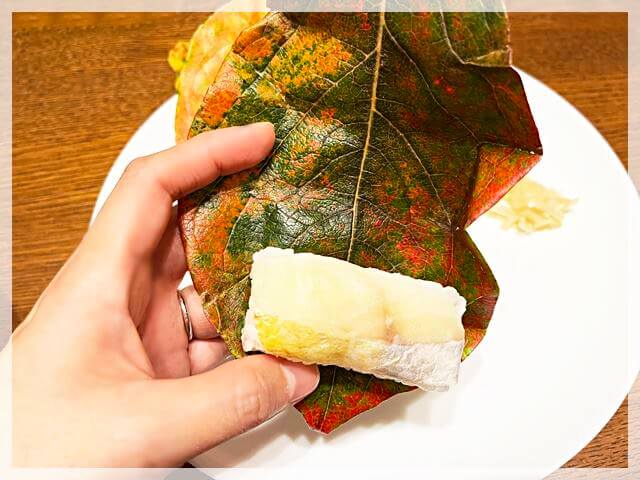 「柿の葉寿司のたなか」の季節限定紅葉柿の葉寿司の緑っぽい葉っぱ
