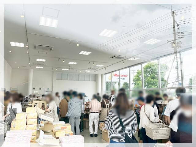 中西ピーナッツの店内は大混雑