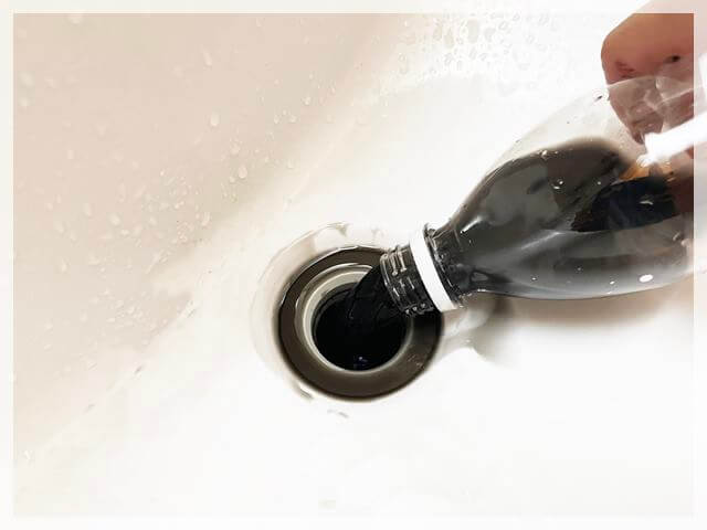ペットボトルの中に水を入れて筆を洗ったあと、洗面所に捨てる