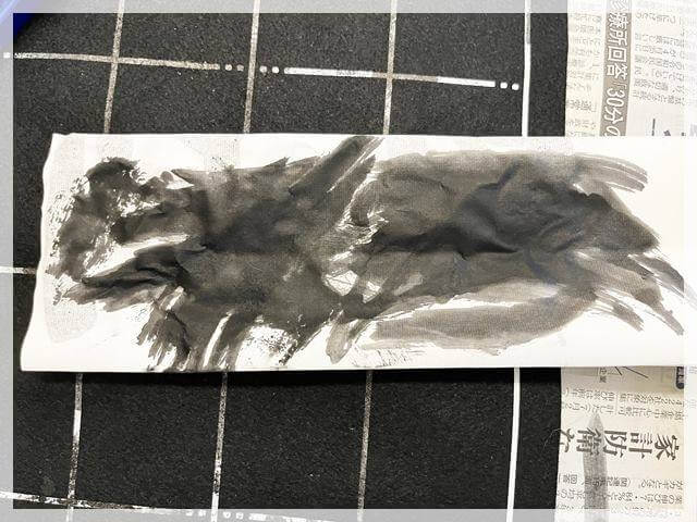 筆の墨を使い終わった半紙などでふき取る