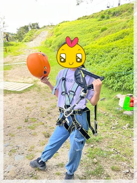 琵琶湖バレイのアスレチック「スカイウォーカー」を楽しむ娘