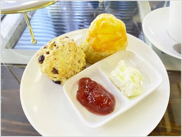 英国菓子「ランズエンド」のアフタヌーンティーの2段目のスコーン