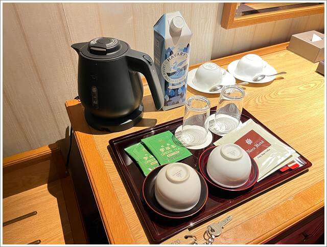 奈良ホテルコネクティングルームにあったお茶、コーヒー、紙パックのお水