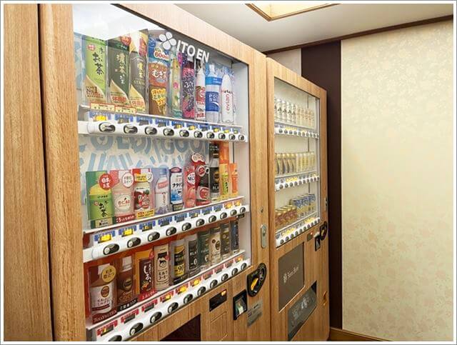 奈良ホテル館内の自動販売機。お酒も販売有