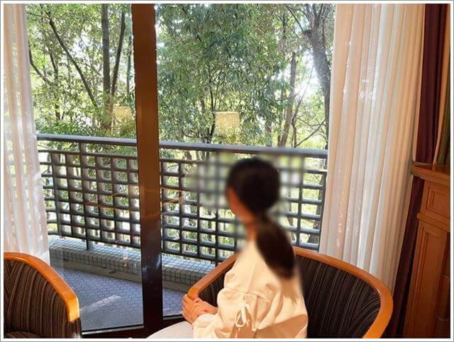 奈良ホテルコネクティングルーム。ベランダを眺める長女