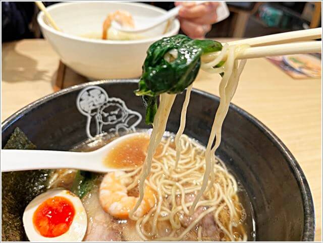 塩ラーメン「しおじん」の麺