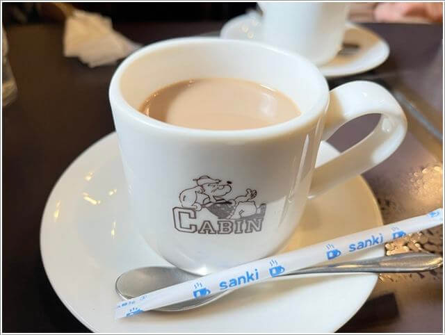 難波の純喫茶「珈琲艇キャビン」のカフェオレ
