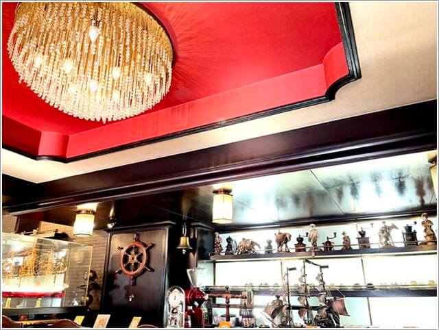 難波にある純喫茶「珈琲艇キャビン」の店内のシャンデリア
