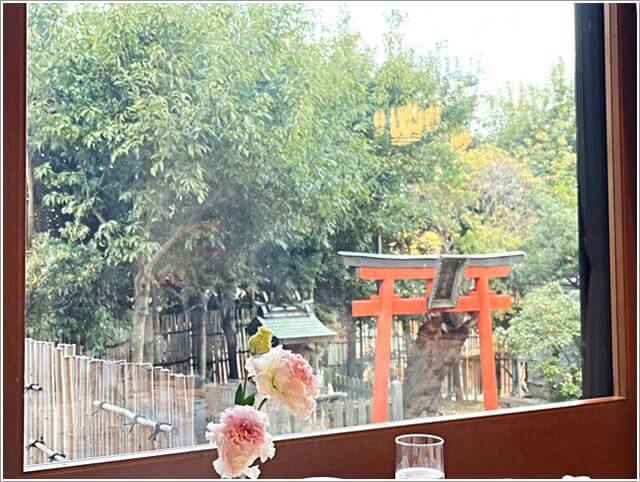奈良ホテル「三笠」の窓際の席から見えた鳥居