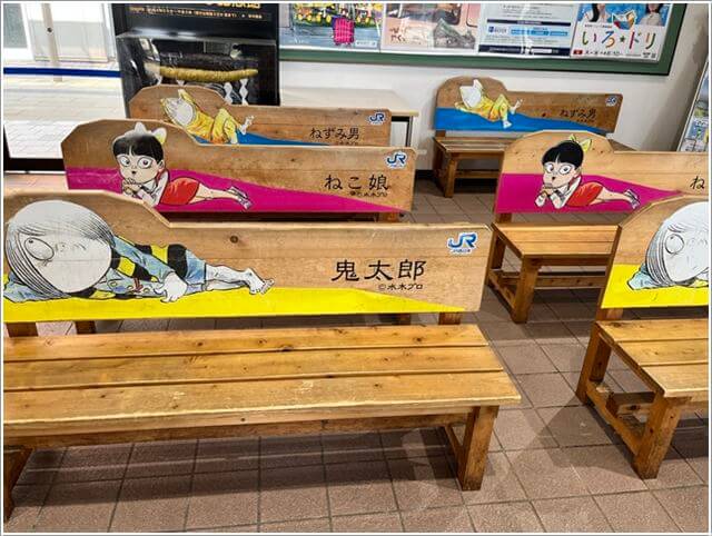 JR境線の境港駅の待合室ベンチ