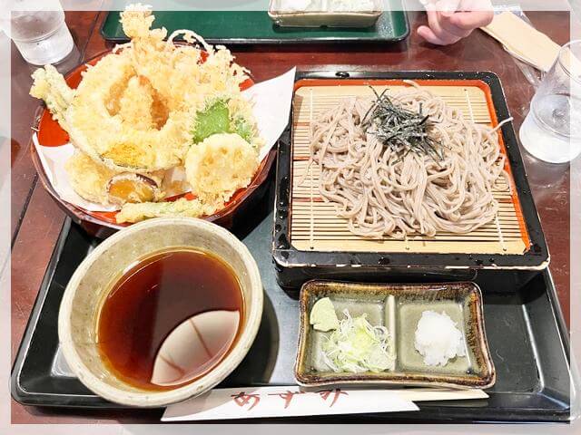 倉敷美観地区内にあるお蕎麦屋さん「あずみ」の天ぷらそば