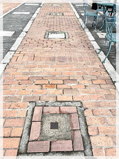 倉敷アイビースクエアの広場に残る柱の跡