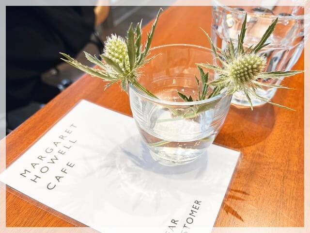 マーガレットハウエルカフェ大阪のテーブルのお花