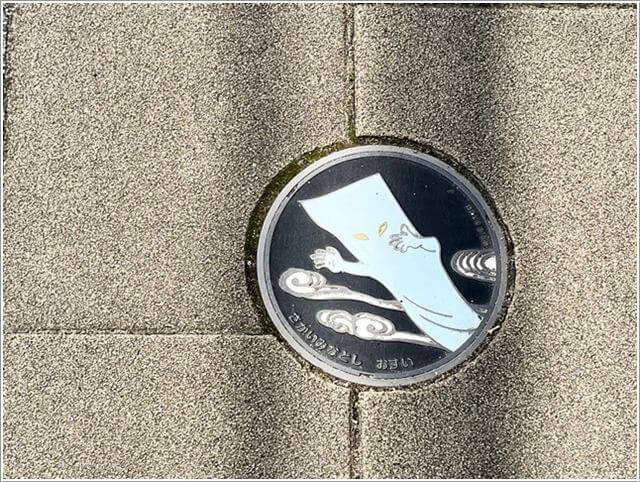 境港「水木しげるロード」の排水口の一反木綿
