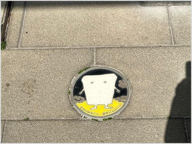 境港「水木しげるロード」の排水口のぬりかべ