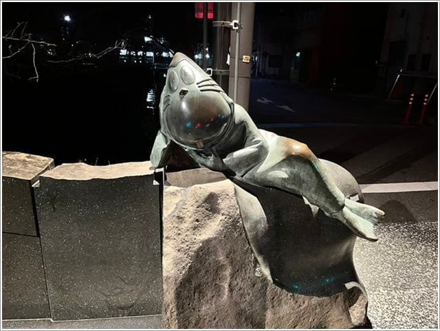 境港「水木しげるロード」の夜のねずみ男