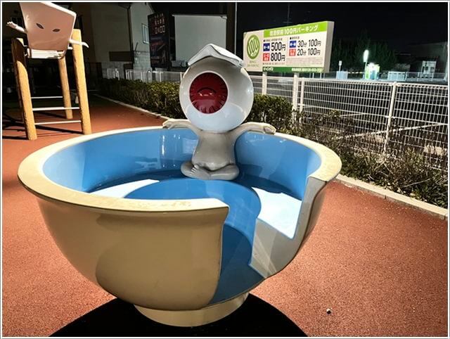 JR境港駅前の広場にある目玉おやじの茶碗