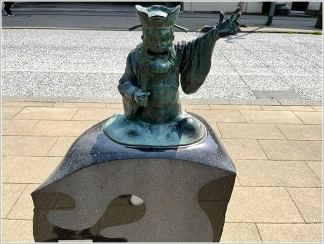 「水木しげるロード」のエンマ大王の銅像