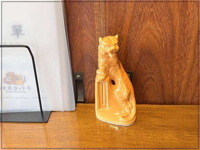 「食堂ネコとトラ」の店内のトラ①