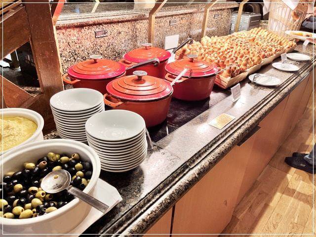 ロンドンのミレニアムホテルの朝食ビュッフェの温かい食事