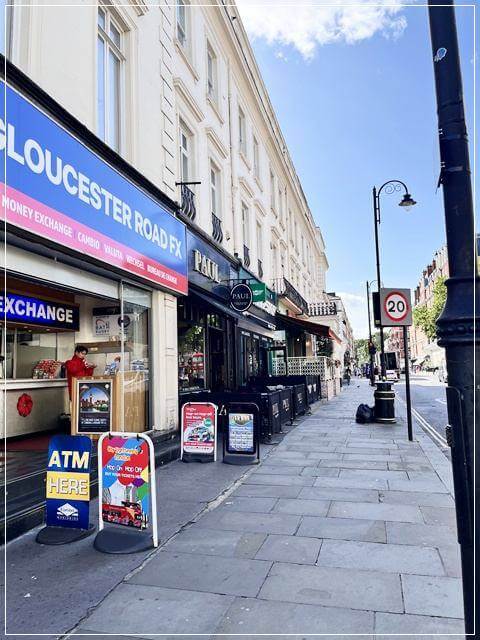 ロンドンのグラスターロード駅前にあるパン屋さんや両替所
