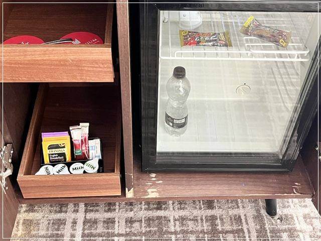 ロンドンのミレニアムホテルでいただける紅茶と部屋にある冷蔵庫