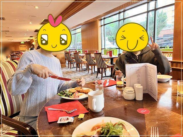 ロンドンのミレニアムホテルで朝食を食べる子ども達