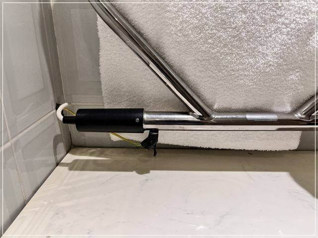 ロンドンのミレニアムホテルのタオルホルダーは壊れており温かくならない