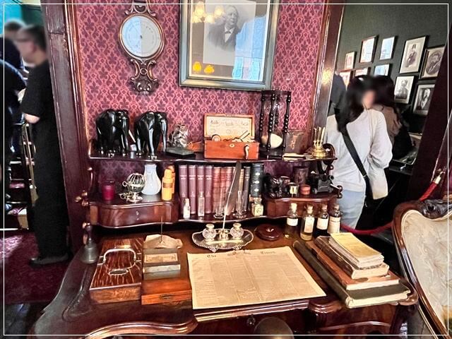 ロンドンのシャーロックホームズ博物館のホームズのワトソン博士のデスク