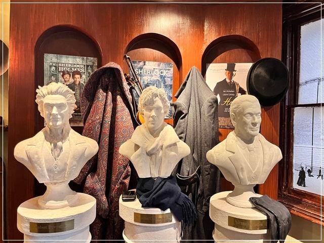 ロンドンのシャーロックホームズ博物館のホームズを演じた俳優の彫刻と衣装