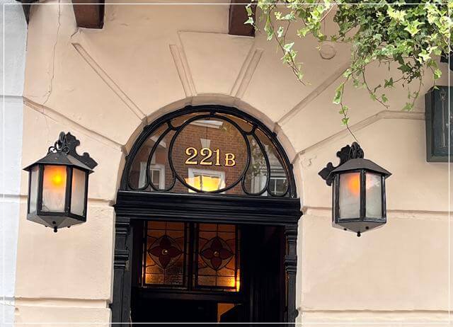 ロンドンのシャーロックホームズ博物館の入口ベイカーストリート221B