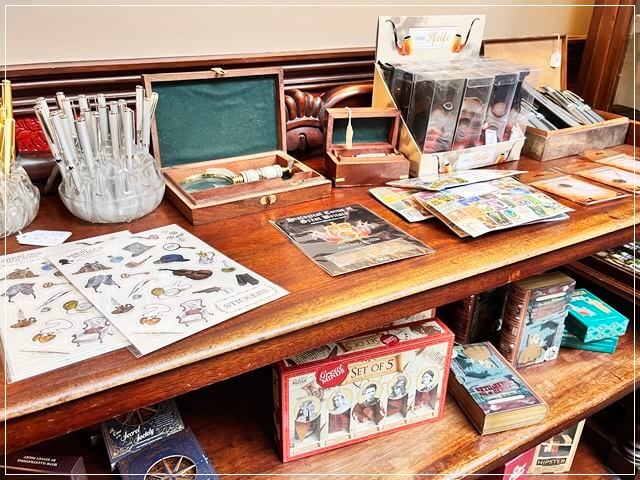ロンドンのシャーロックホームズ博物館隣にあるミュージアムショップで販売されているペンやシール、虫眼鏡など