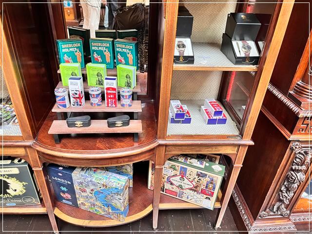ロンドンのシャーロックホームズ博物館隣にあるミュージアムショップで販売されているゲームや本
