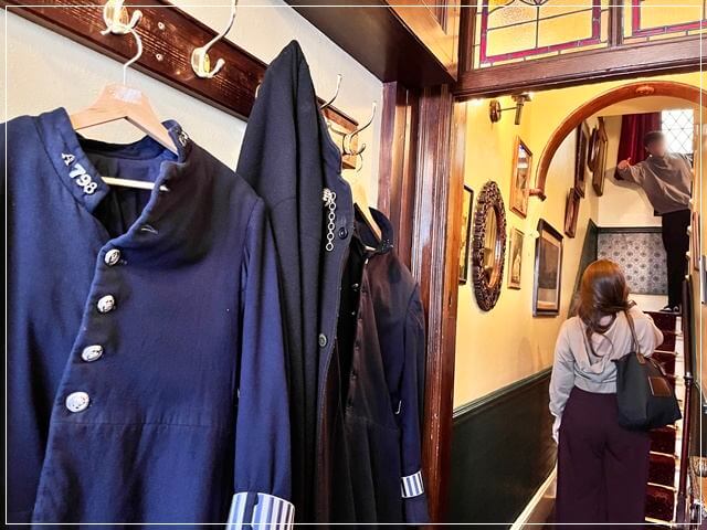 ロンドンのシャーロックホームズ博物館の入口入ってすぐの廊下