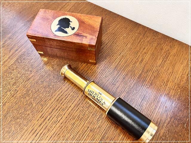 ロンドンのシャーロックホームズ博物館のミュージアムショップで娘が買った望遠鏡