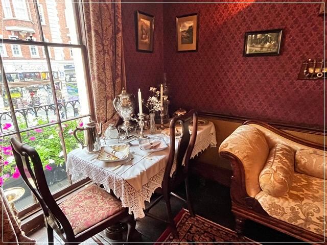 ロンドンのシャーロックホームズ博物館のホームズのダイニング