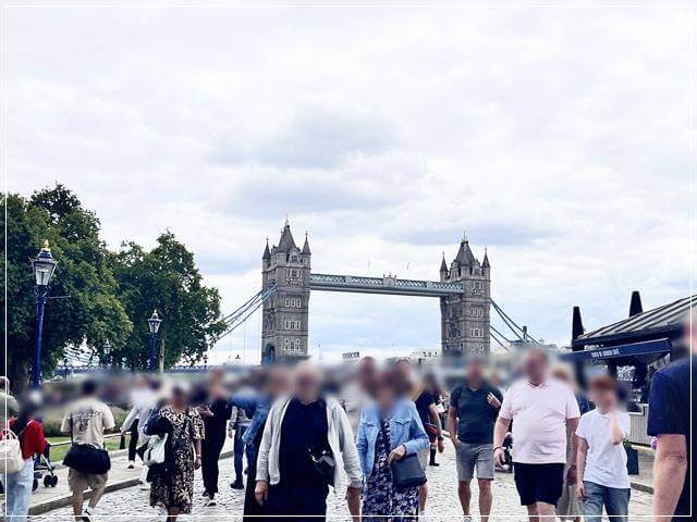 ロンドン塔から歩いてロンドンブリッジへ移動しているところ